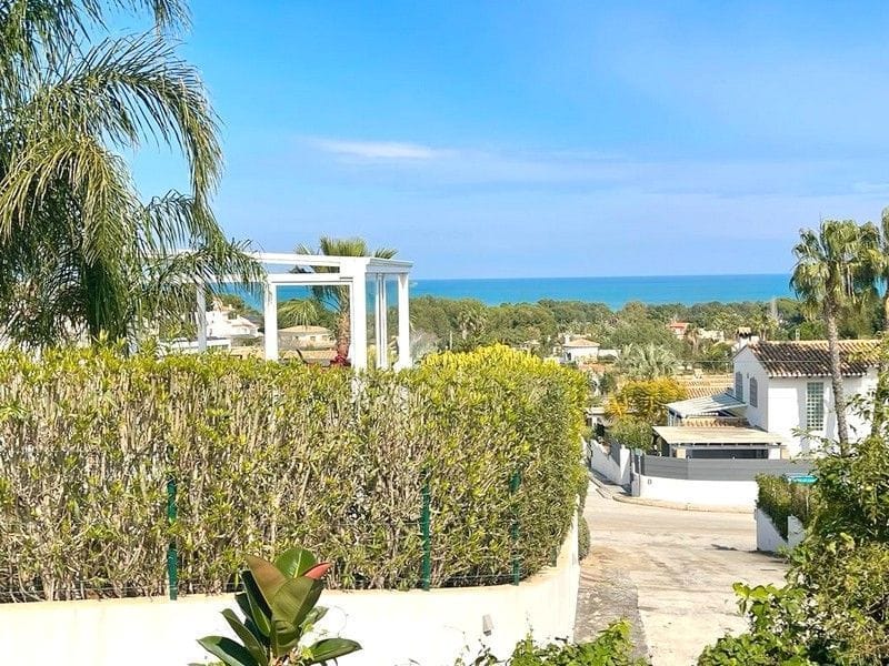 Chalet a reformar con vistas despejadas al mar y al Montgo en Denia