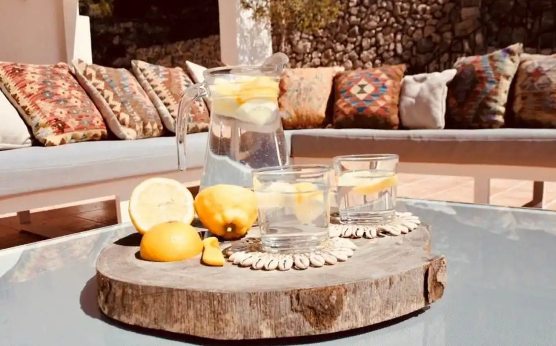 Ibizan villa mit großem Privatgrundstück und Meerblick zum Verkauf in Moraira.