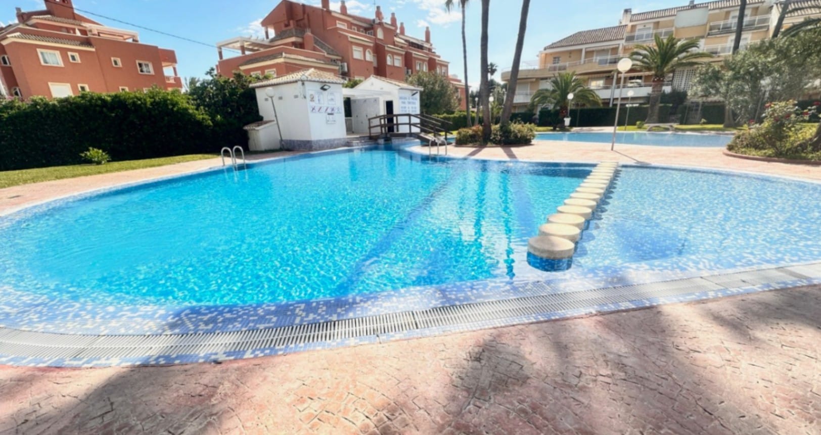 Amplio ático con gran terraza, piscina y excelente ubicación en Dénia (Las Marinas)