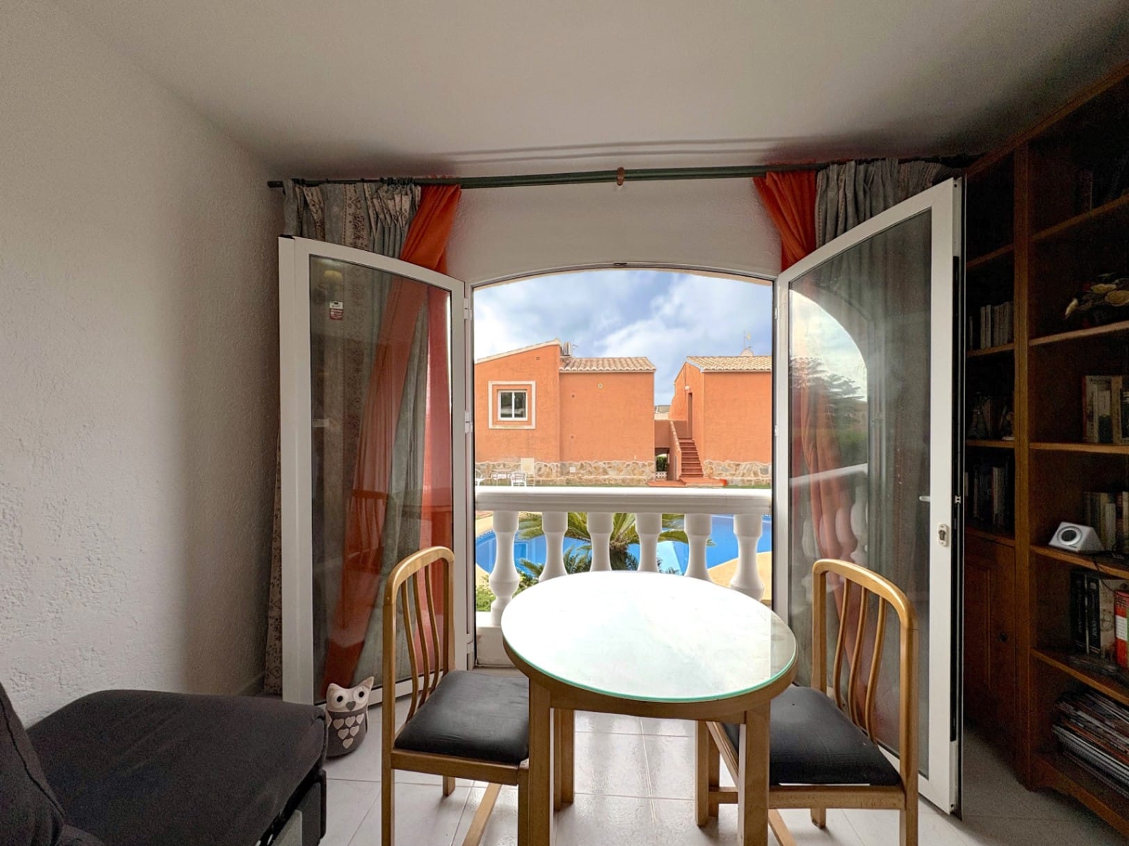 Appartement met gemeenschappelijk zwembad en tuin met gras