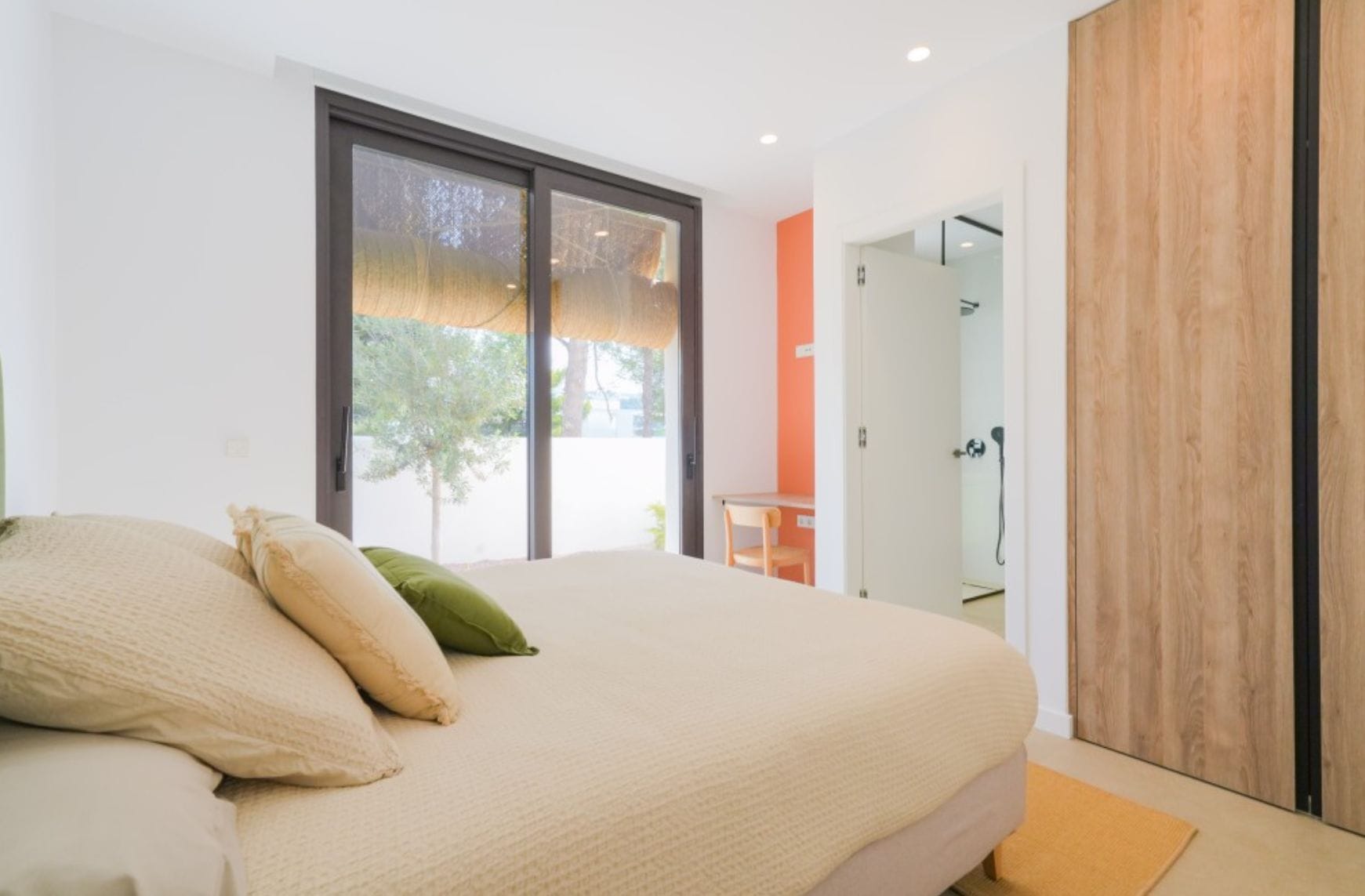 Villa ibicenca de obra nueva con vistas al mar en Moraira