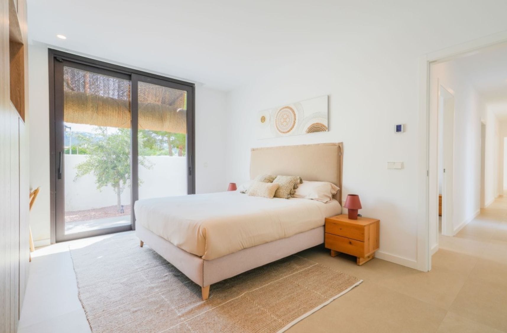 Villa ibicenca de obra nueva con vistas al mar en Moraira