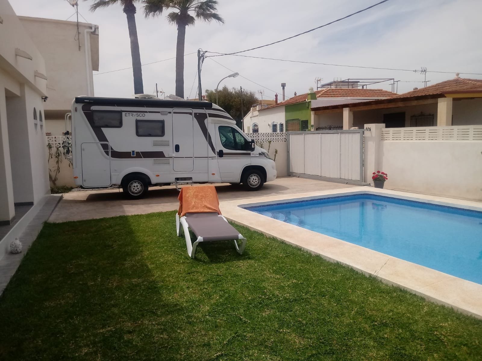PRECIOSA VILLA MODERNA JUNTO AL MAR