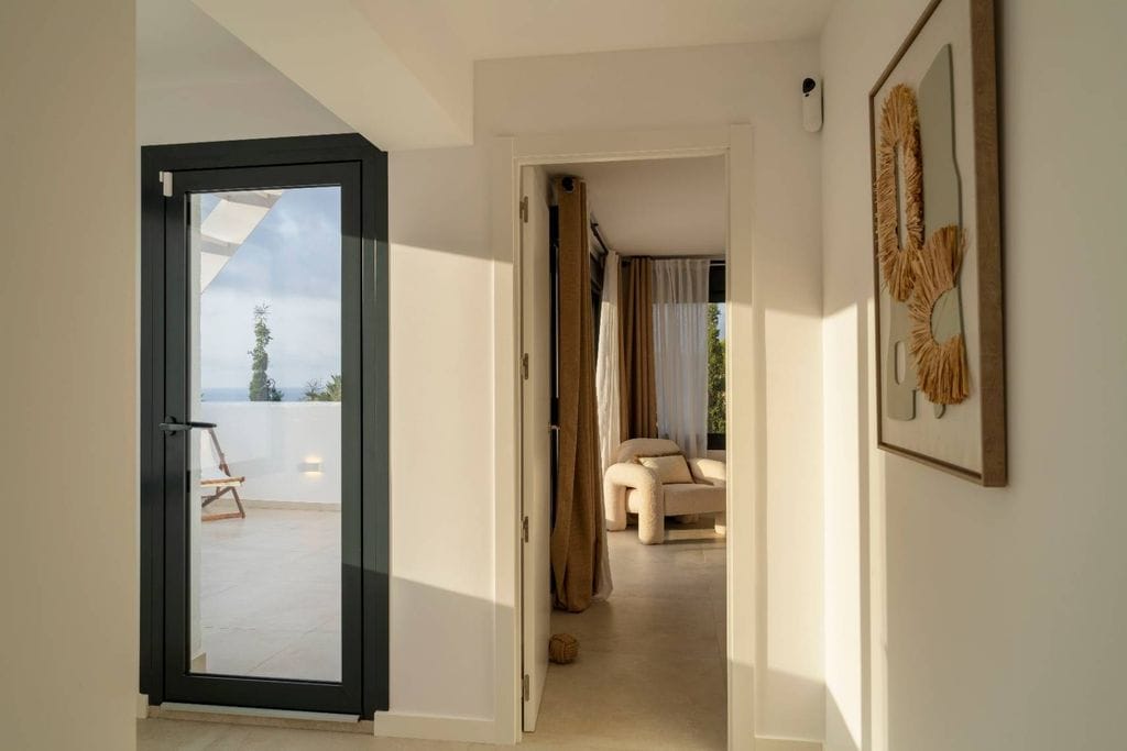 Exclusiva villa de estilo ibicenco en Altea con vistas al mar y piscina privada