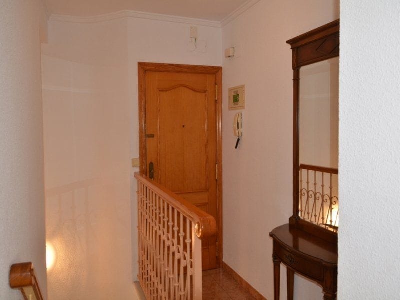 Bel appartement en duplex très bien distribué avec de belles vues sur la mer et le Montgo,