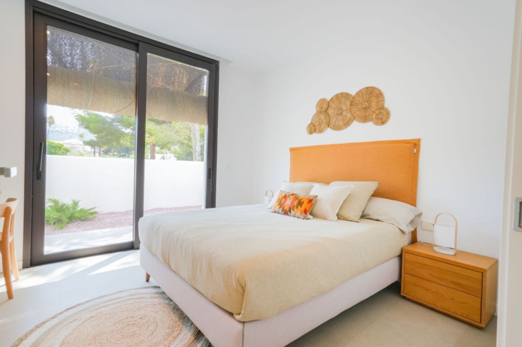 Villa ibicenca de obra nueva con vistas al mar en Moraira