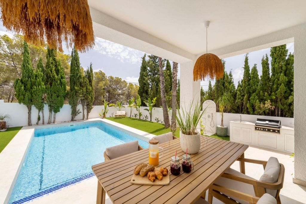 Exclusiva villa de estilo ibicenco en Altea con vistas al mar y piscina privada