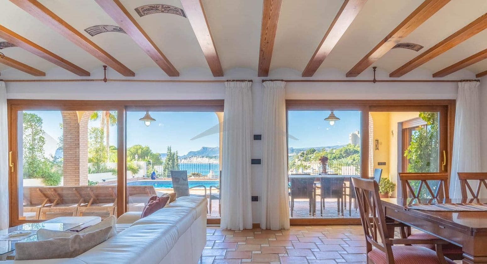 Extraordinair villa met zwembad en tuin, 4 slaapkamers.