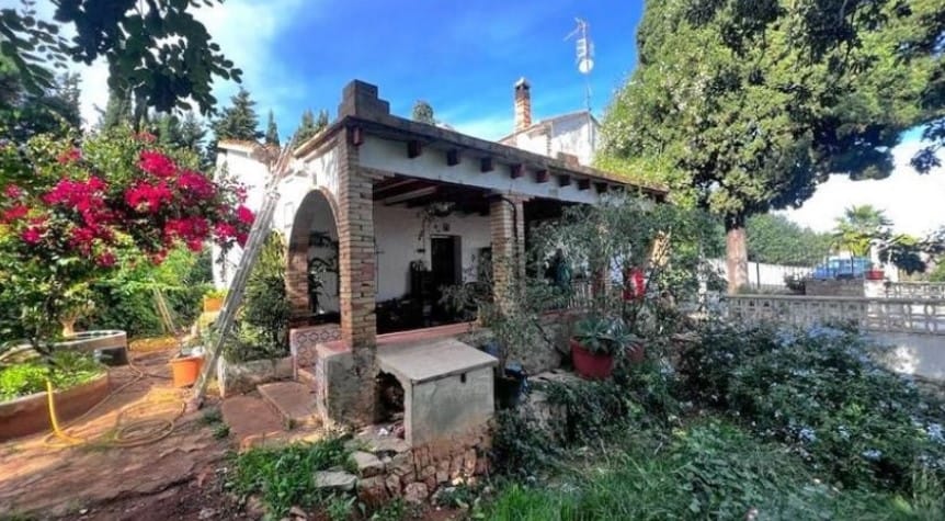 Chalet a reformar con vistas despejadas al mar y al Montgo en Denia
