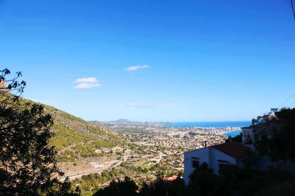 PARCELA EN CALPE CON VISTAS ABIERTAS