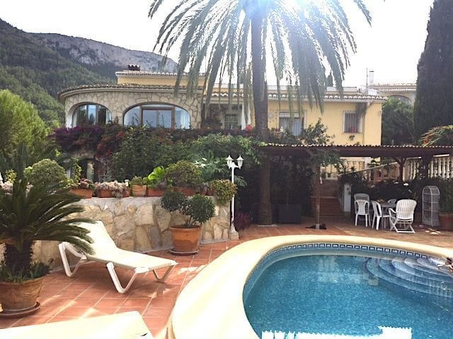 Chalet independiente en venta en Denia