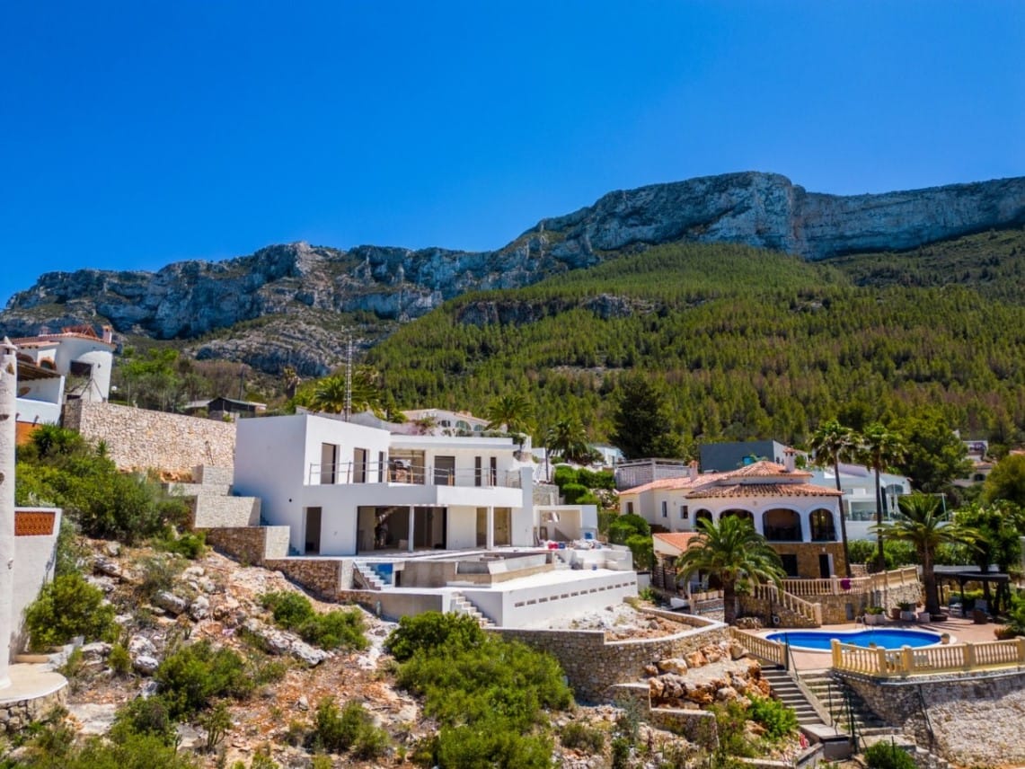 Villa Moderna en Construcción con Vistas al Mar en Dénia