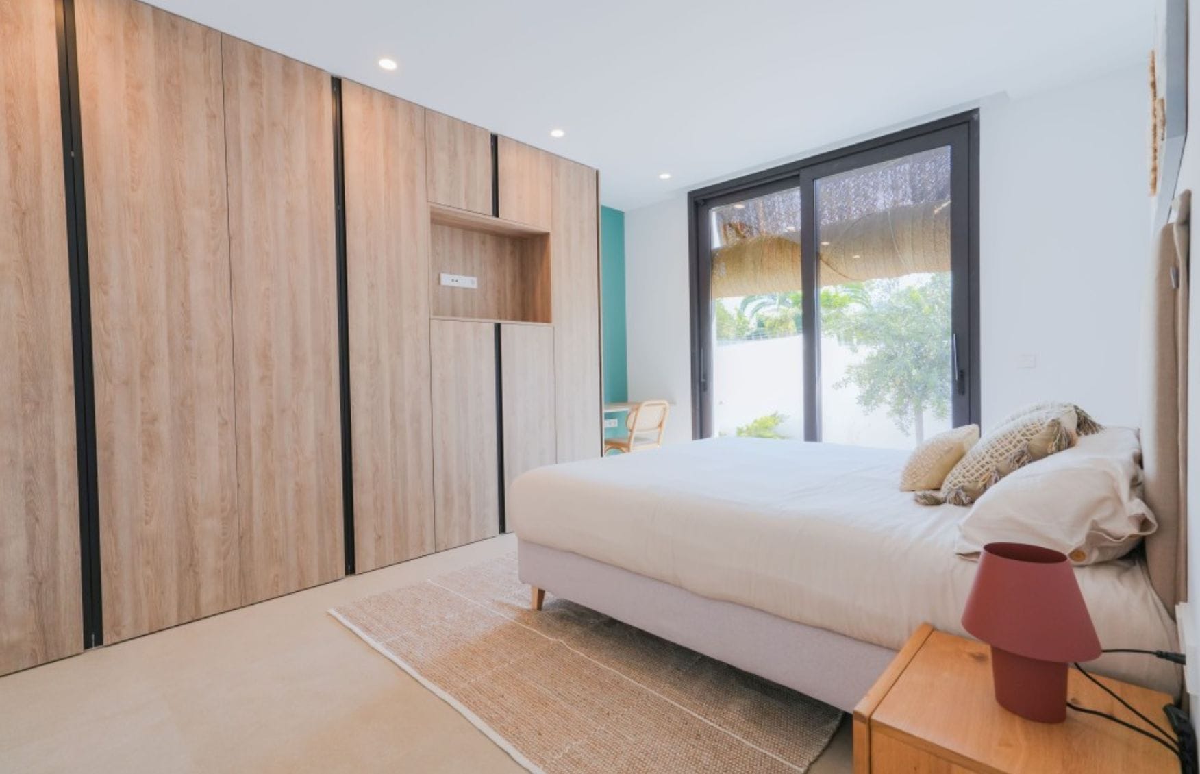 Villa ibicenca de obra nueva con vistas al mar en Moraira