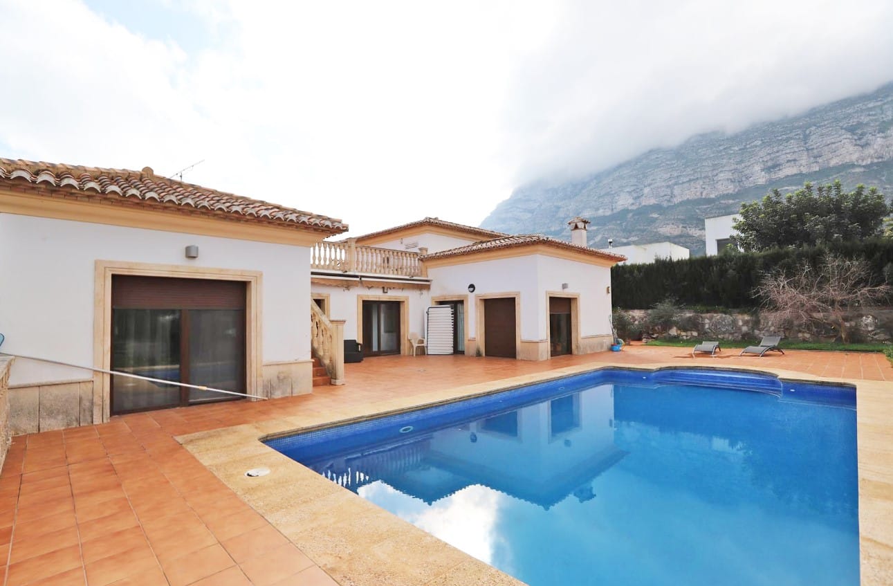 Villa con piscina en el Montgó de Dénia con piscina