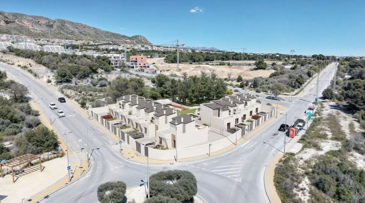 Casa adosada en Finestrat con piscina y 2 dormitorios en venta