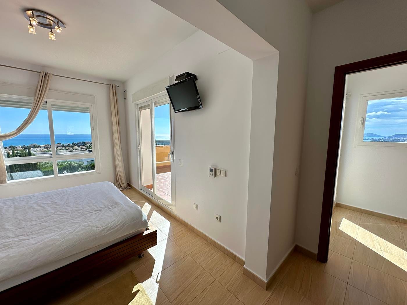 Villa con jardín, piscina privada y vistas al mar en Cumbre del Sol