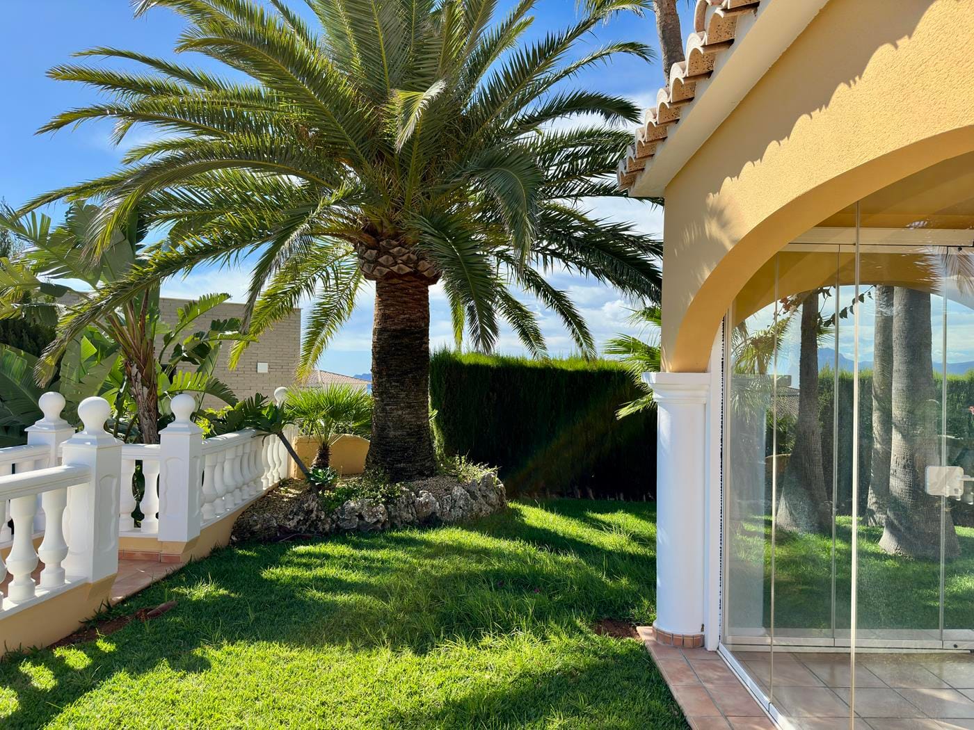 Villa con jardín, piscina privada y vistas al mar en Cumbre del Sol