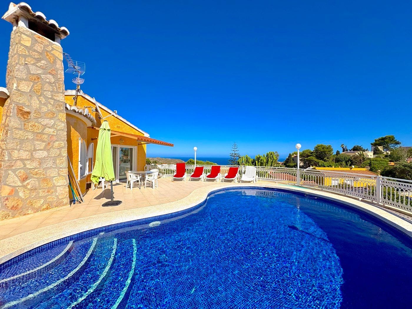 Villa met garage, privézwembad en uitzicht op zee