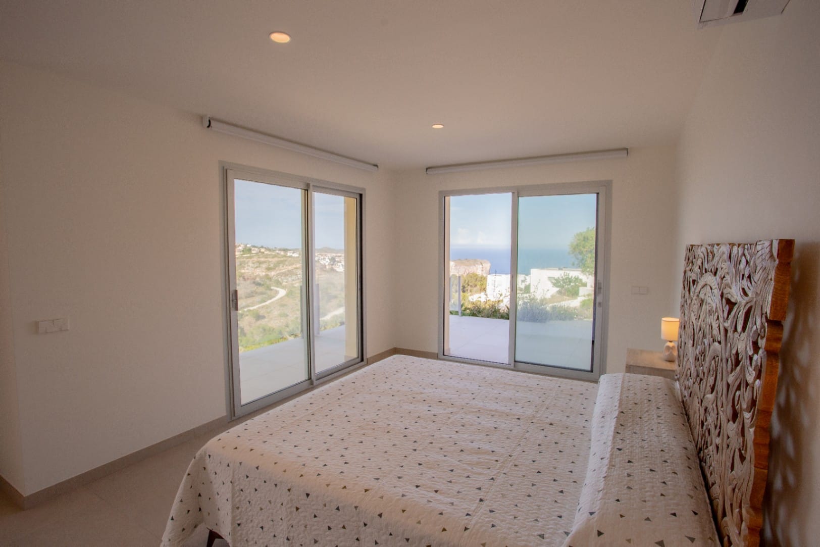 Villa contemporánea de obra nueva en Moraira con vistas panorámicas al mar y alta eficiencia energética