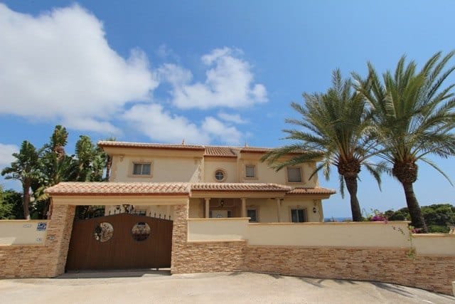VILLA EN EXCELENTE SITUACIÓN