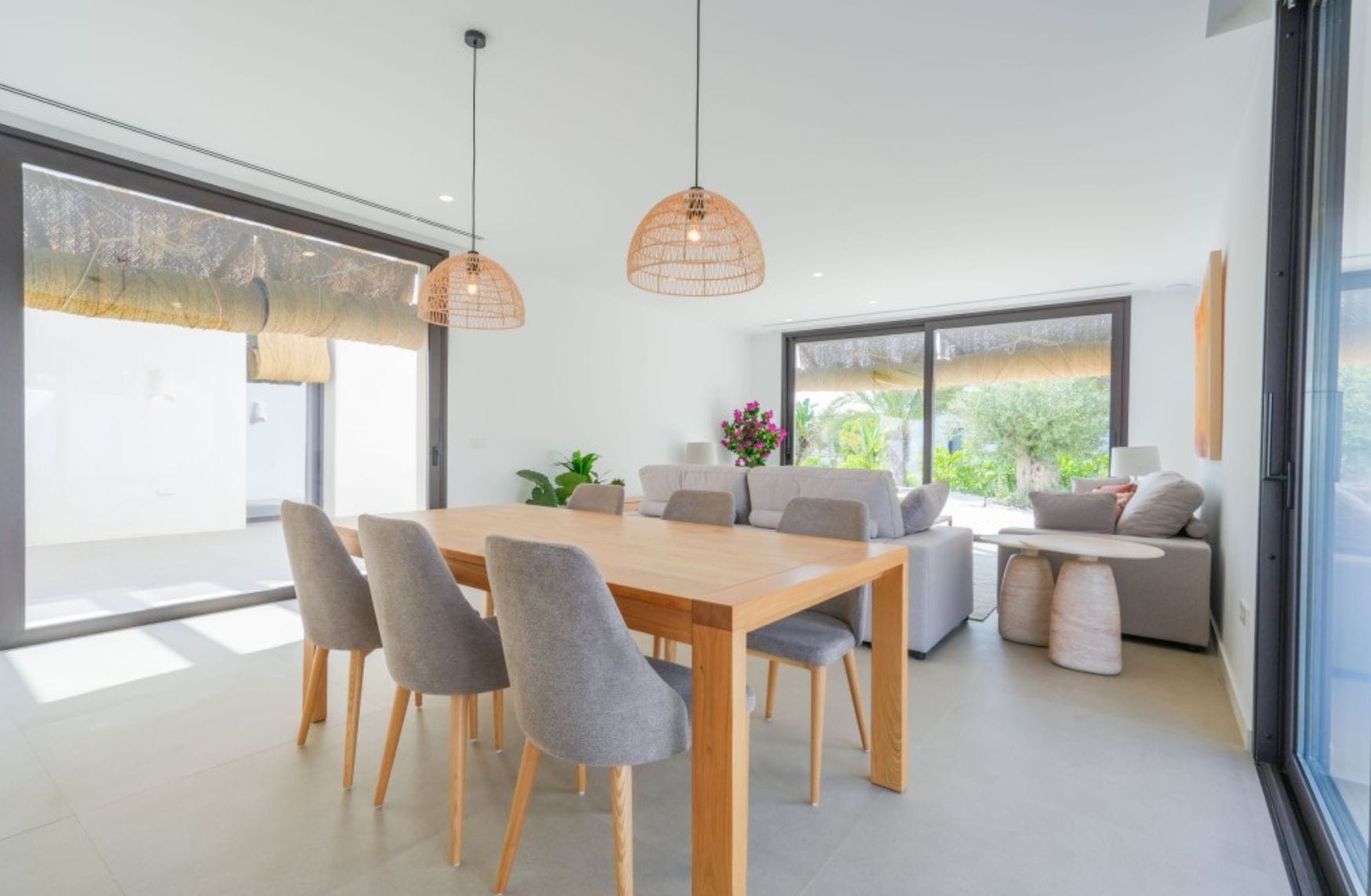 Villa ibicenca de obra nueva con vistas al mar en Moraira