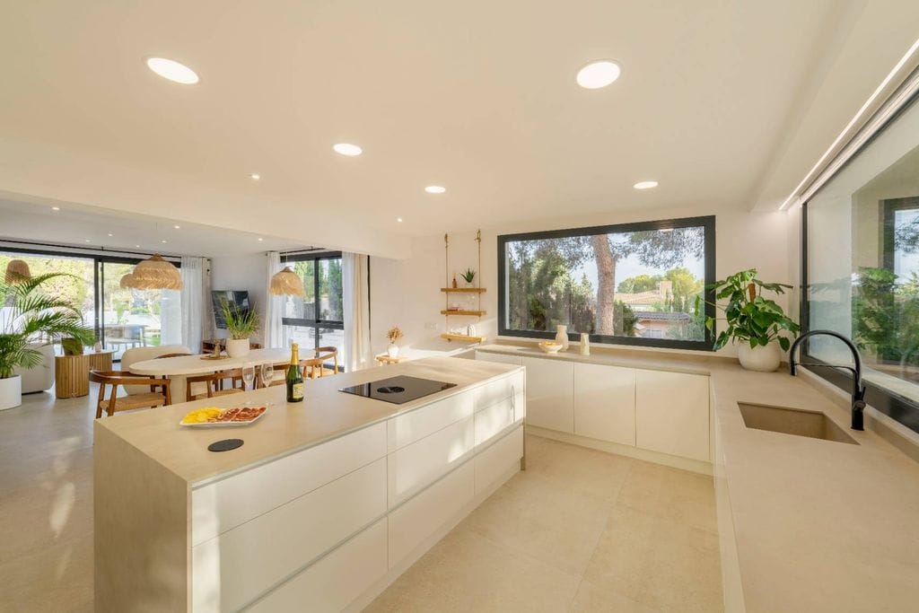 Exclusiva villa de estilo ibicenco en Altea con vistas al mar y piscina privada