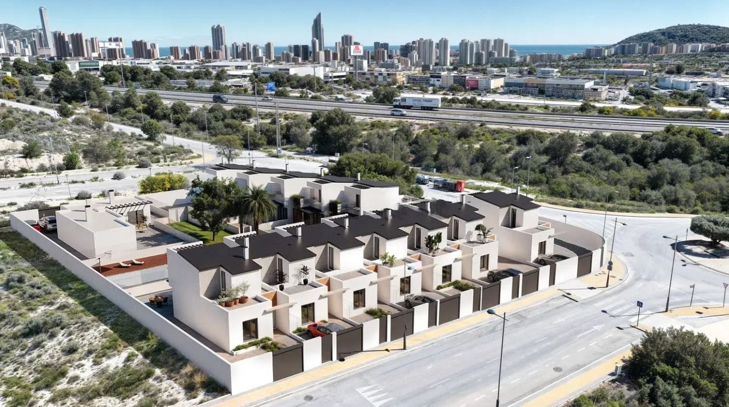 Casa adosada en Finestrat con piscina y 2 dormitorios en venta