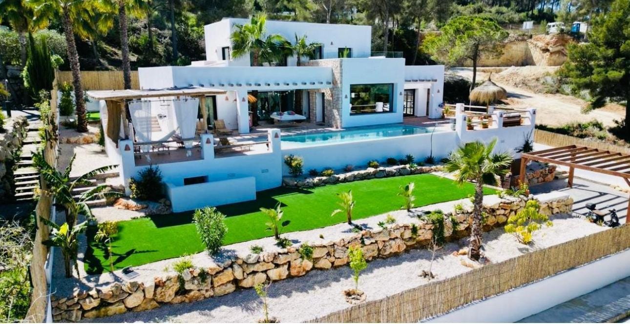 Exclusiva villa moderna en Jávea con vistas al mar y al Montgó