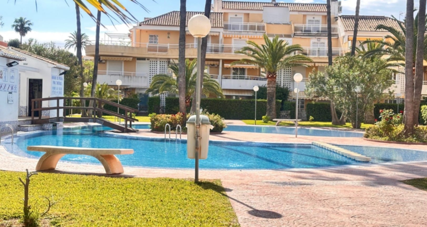 Amplio ático con gran terraza, piscina y excelente ubicación en Dénia (Las Marinas)