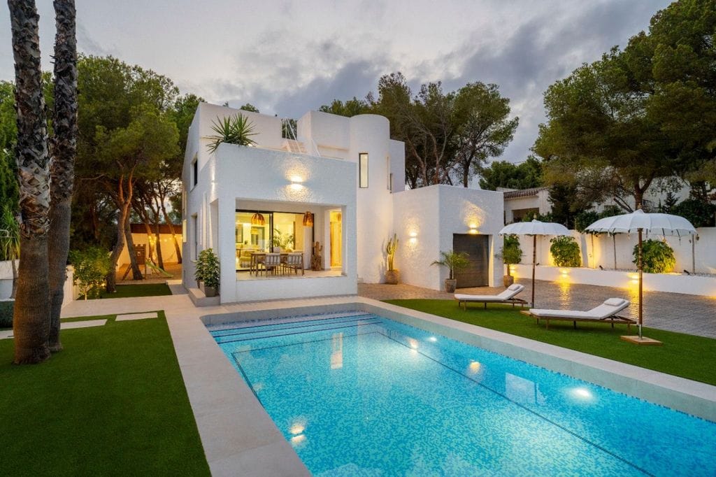 Exclusiva villa de estilo ibicenco en Altea con vistas al mar y piscina privada