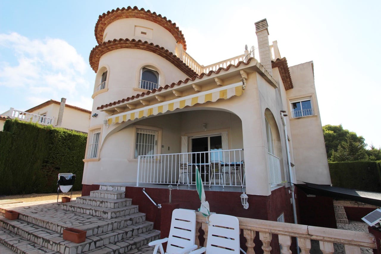 VILLA SPACIEUSE ET SPACIEUSE À CALPE
