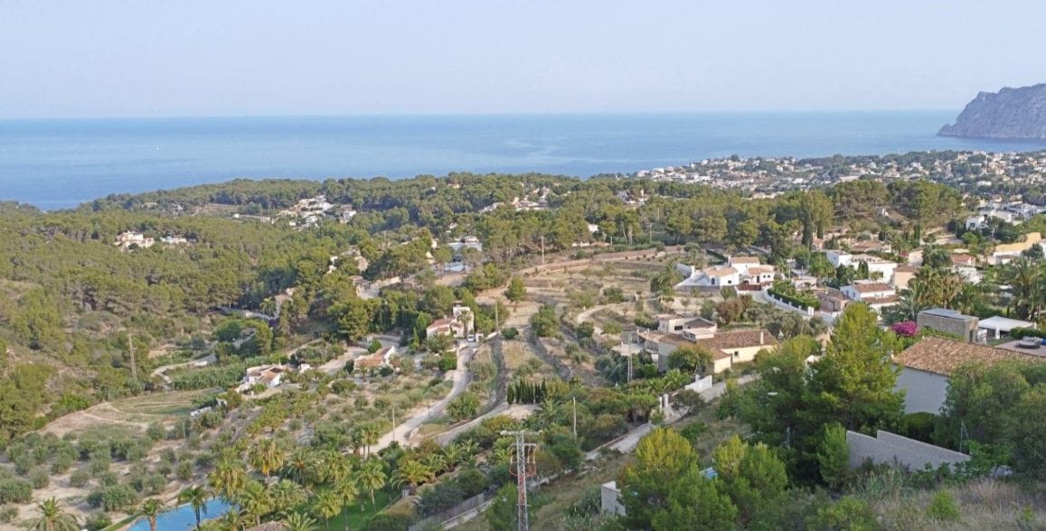 Exclusiva parcela con vistas panorámicas al mar en Benisa