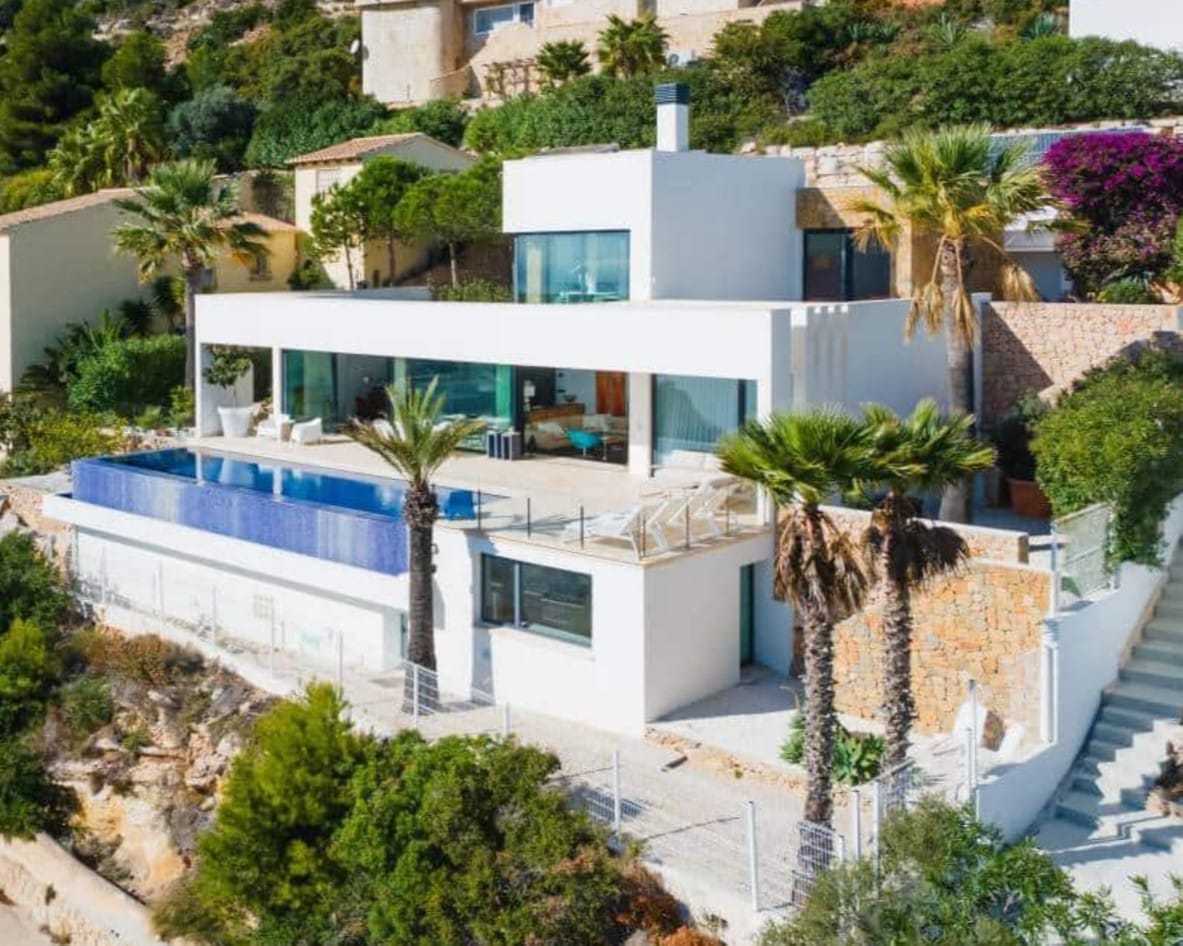 Villa de lujo con vistas panorámicas al mar en Moraira – diseño moderno, piscina climatizada