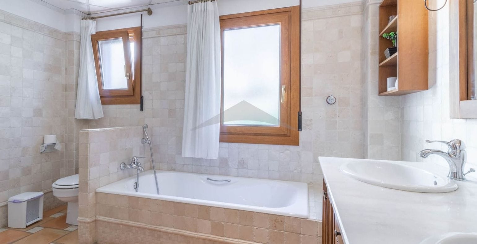 Extraordinair villa met zwembad en tuin, 4 slaapkamers.