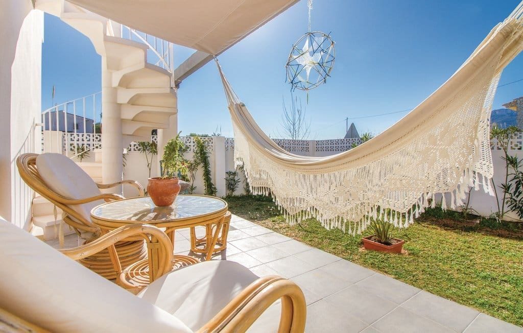 PRECIOSA VILLA MODERNA JUNTO AL MAR