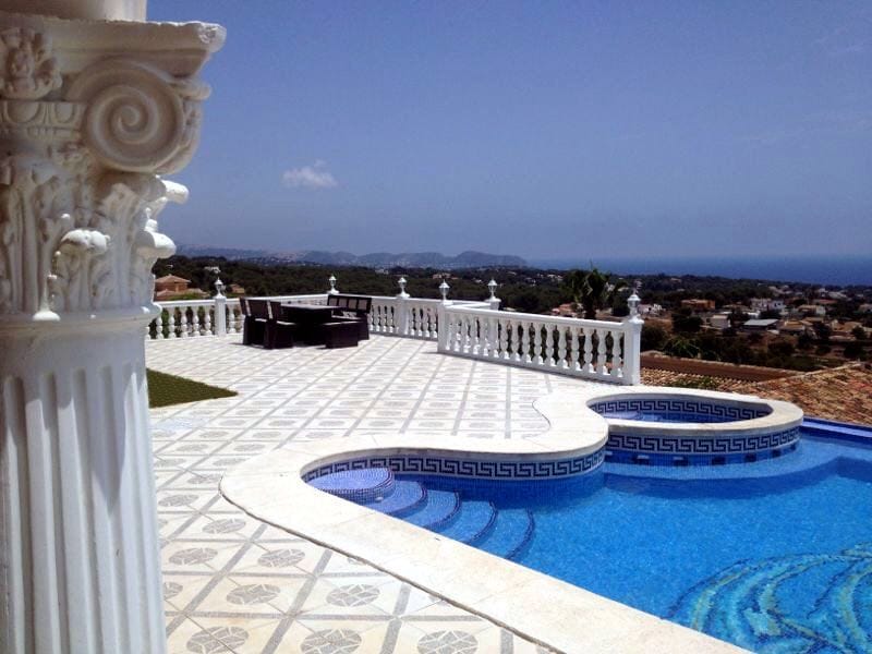 VILLA CON IMPRESIONANTES VISTAS AL MAR Y A LA COSTA