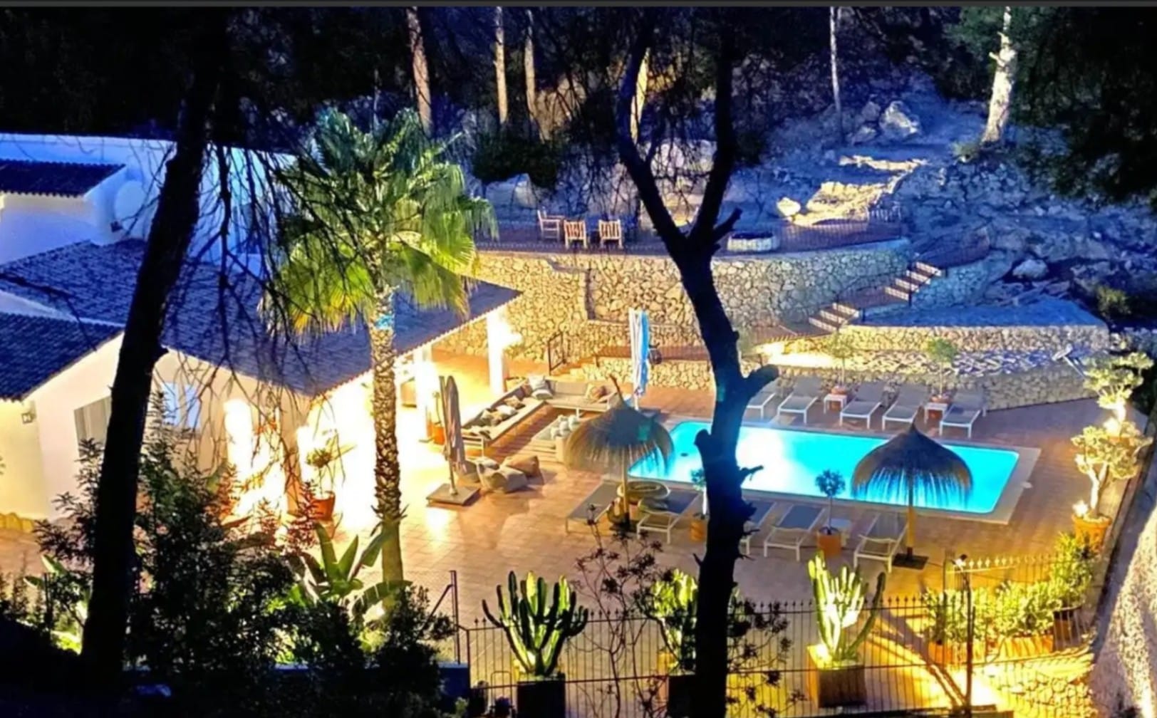 Ibizan villa mit großem Privatgrundstück und Meerblick zum Verkauf in Moraira.