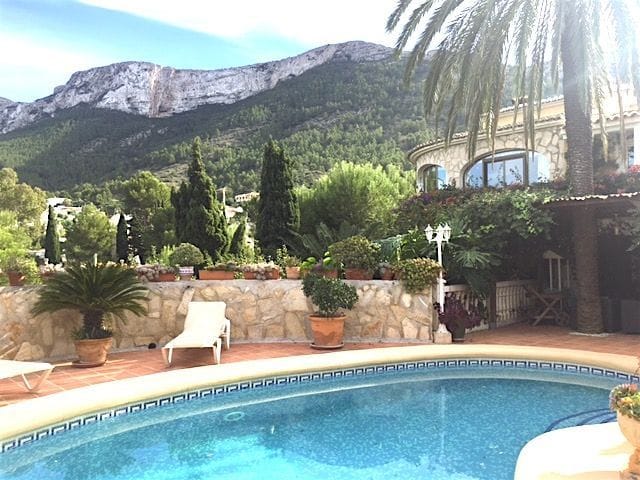 Chalet independiente en venta en Denia