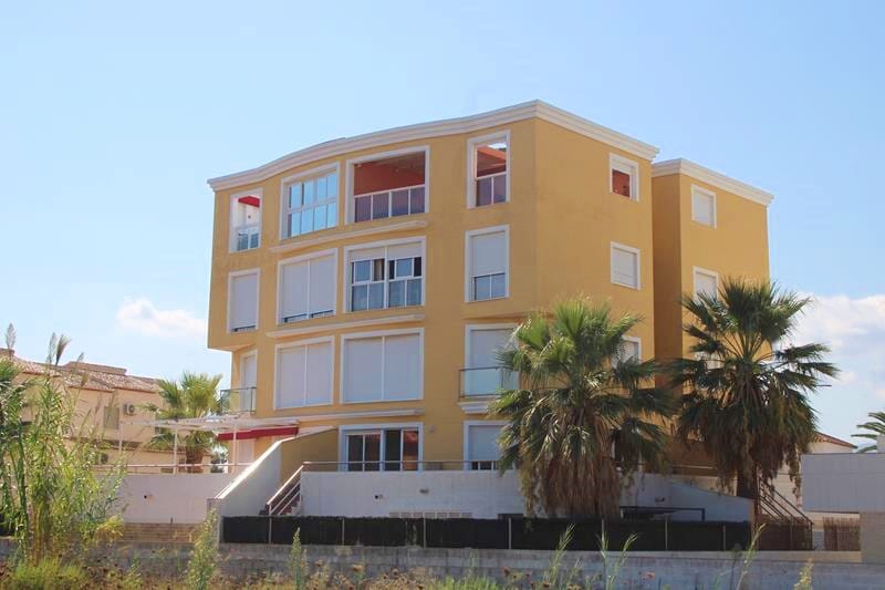 Apartamento con dos terrazas a pocos pasos de la playa en Oliva Nova