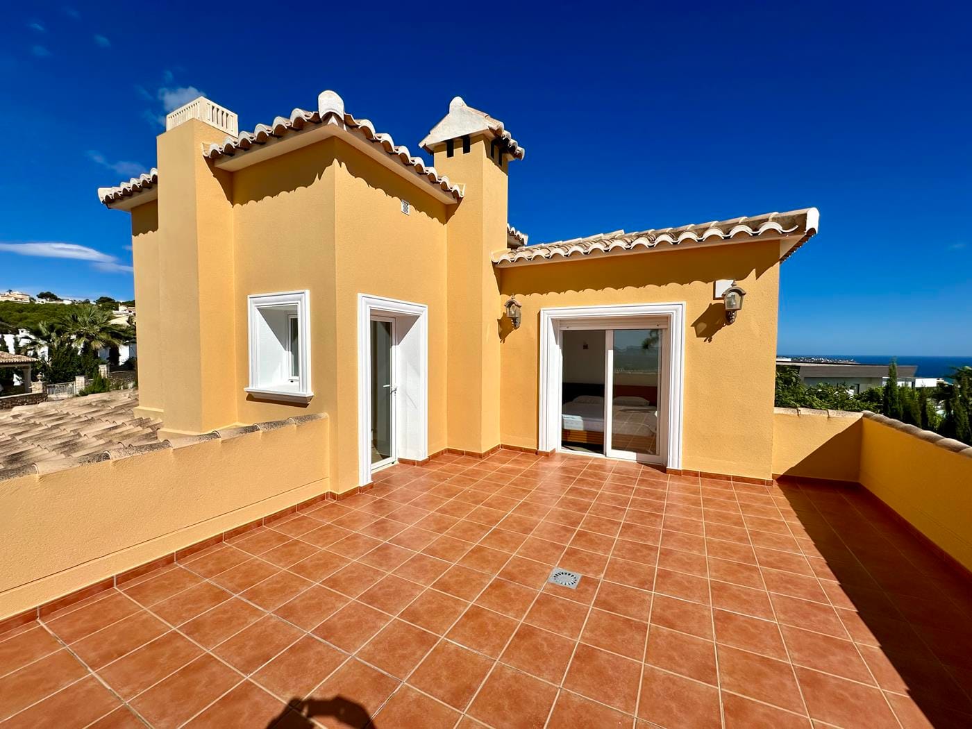 Villa con jardín, piscina privada y vistas al mar en Cumbre del Sol