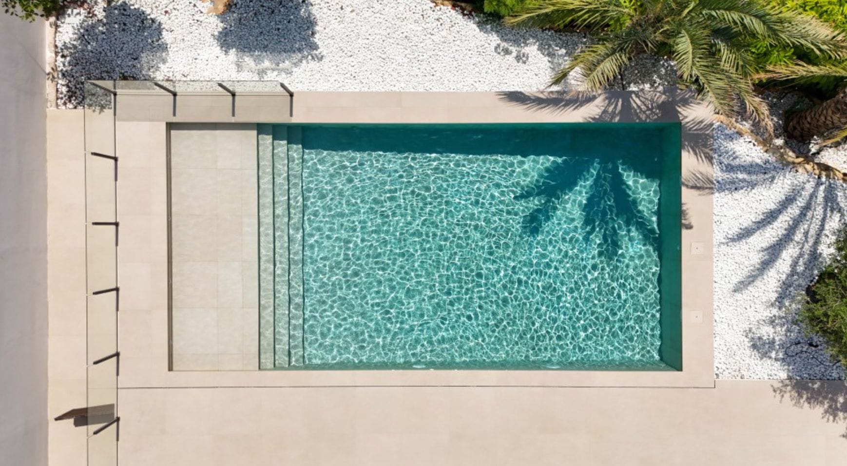 Villa ibicenca de obra nueva con vistas al mar en Moraira