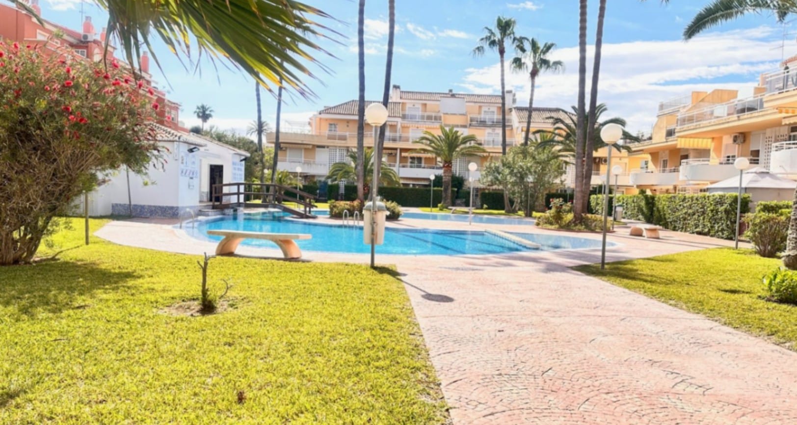 Amplio ático con gran terraza, piscina y excelente ubicación en Dénia (Las Marinas)