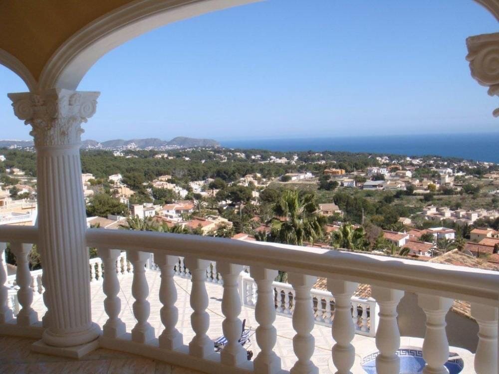 VILLA CON IMPRESIONANTES VISTAS AL MAR Y A LA COSTA