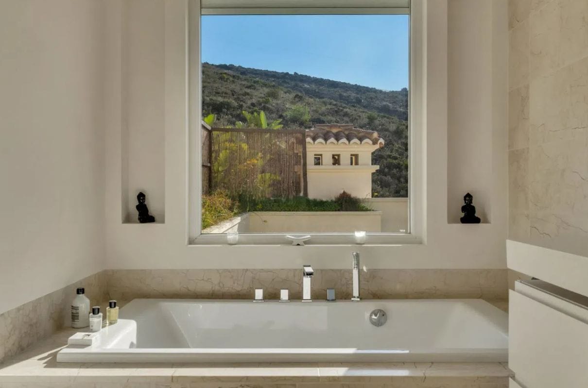 Sea view villa in Moraira with 4 bedrooms