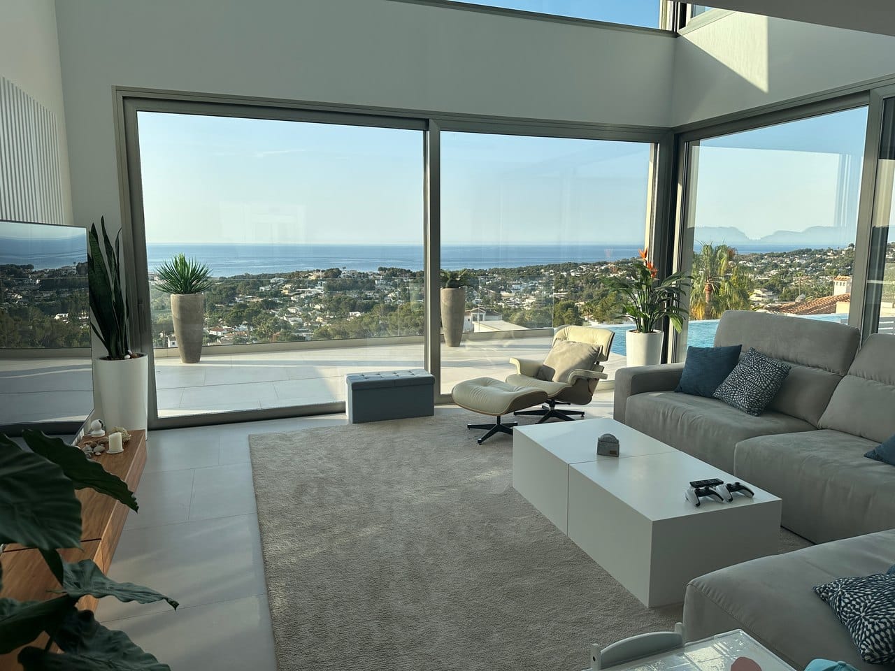 Espectacular villa de lujo con vistas al mar en Moraira, terrazas panorámicas, piscina infinity y azotea wellness