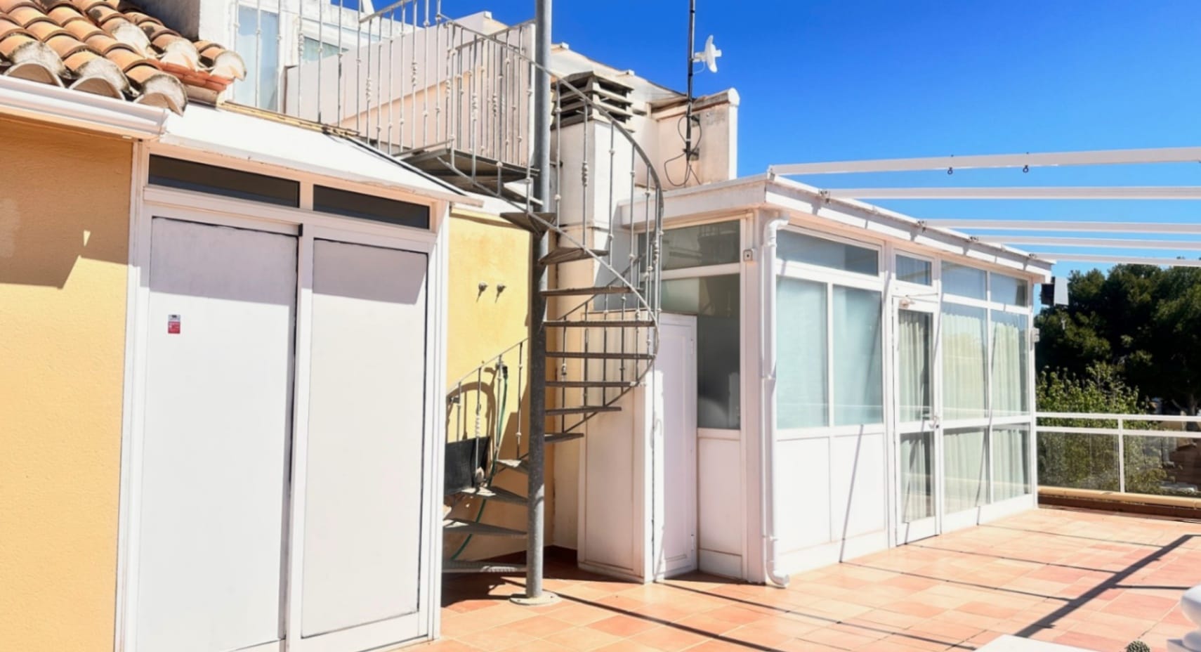 Amplio ático con gran terraza, piscina y excelente ubicación en Dénia (Las Marinas)
