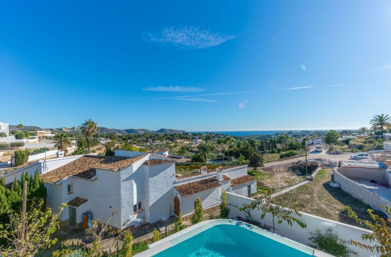 Espectacular villa de nueva construcción con vistas panorámicas al mar en Moraira