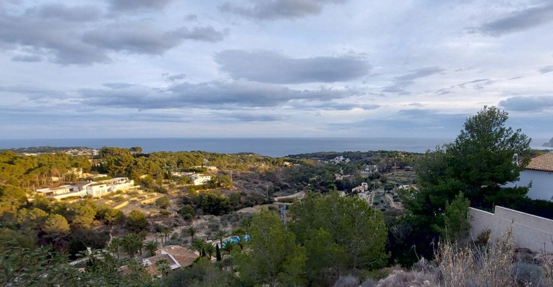 Exclusiva parcela con vistas panorámicas al mar en Benisa