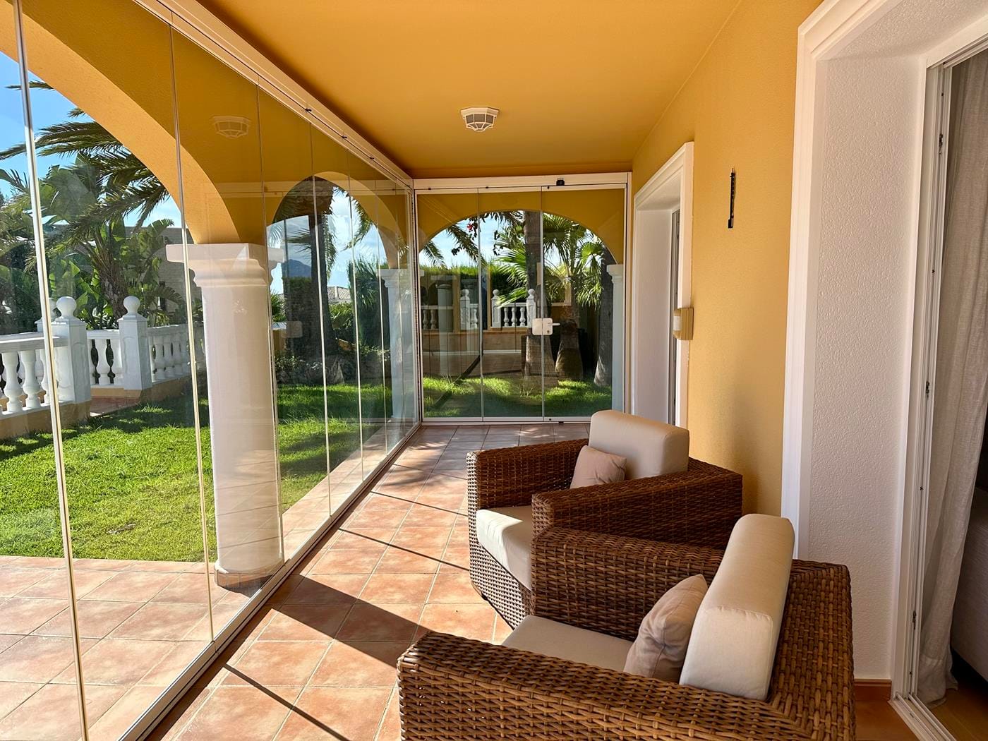 Villa con jardín, piscina privada y vistas al mar en Cumbre del Sol