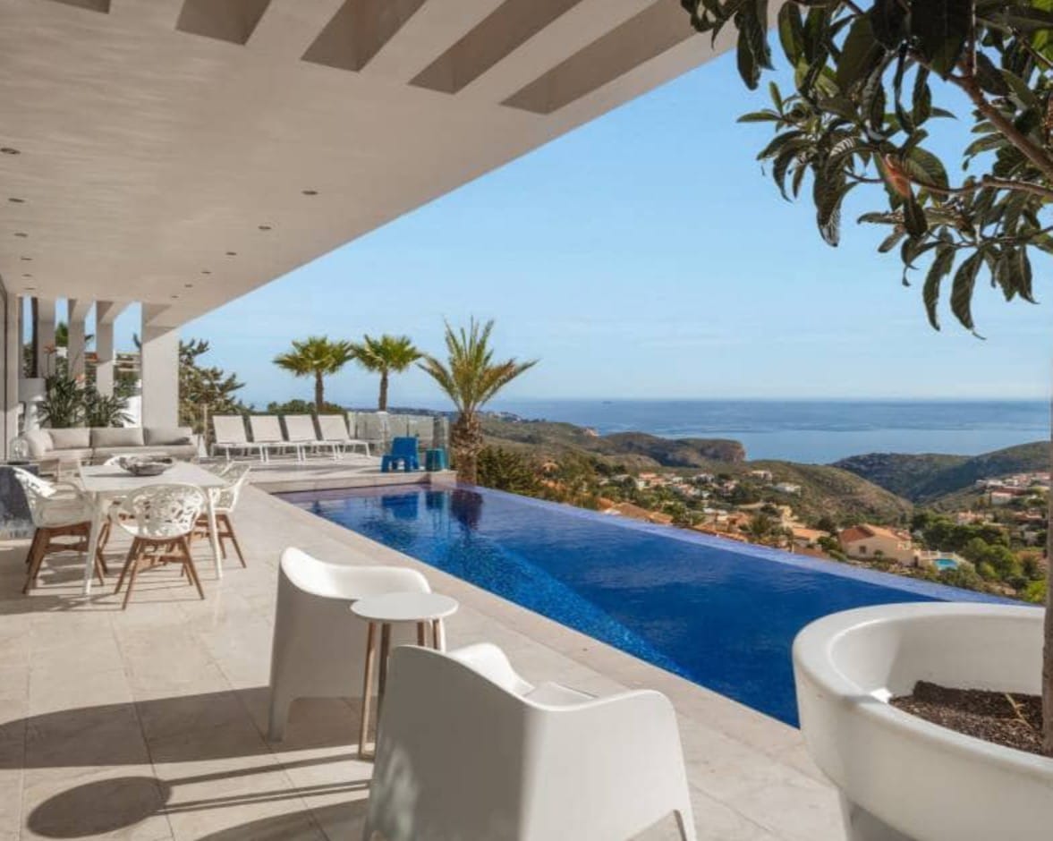 Villa de lujo con vistas panorámicas al mar en Moraira – diseño moderno, piscina climatizada